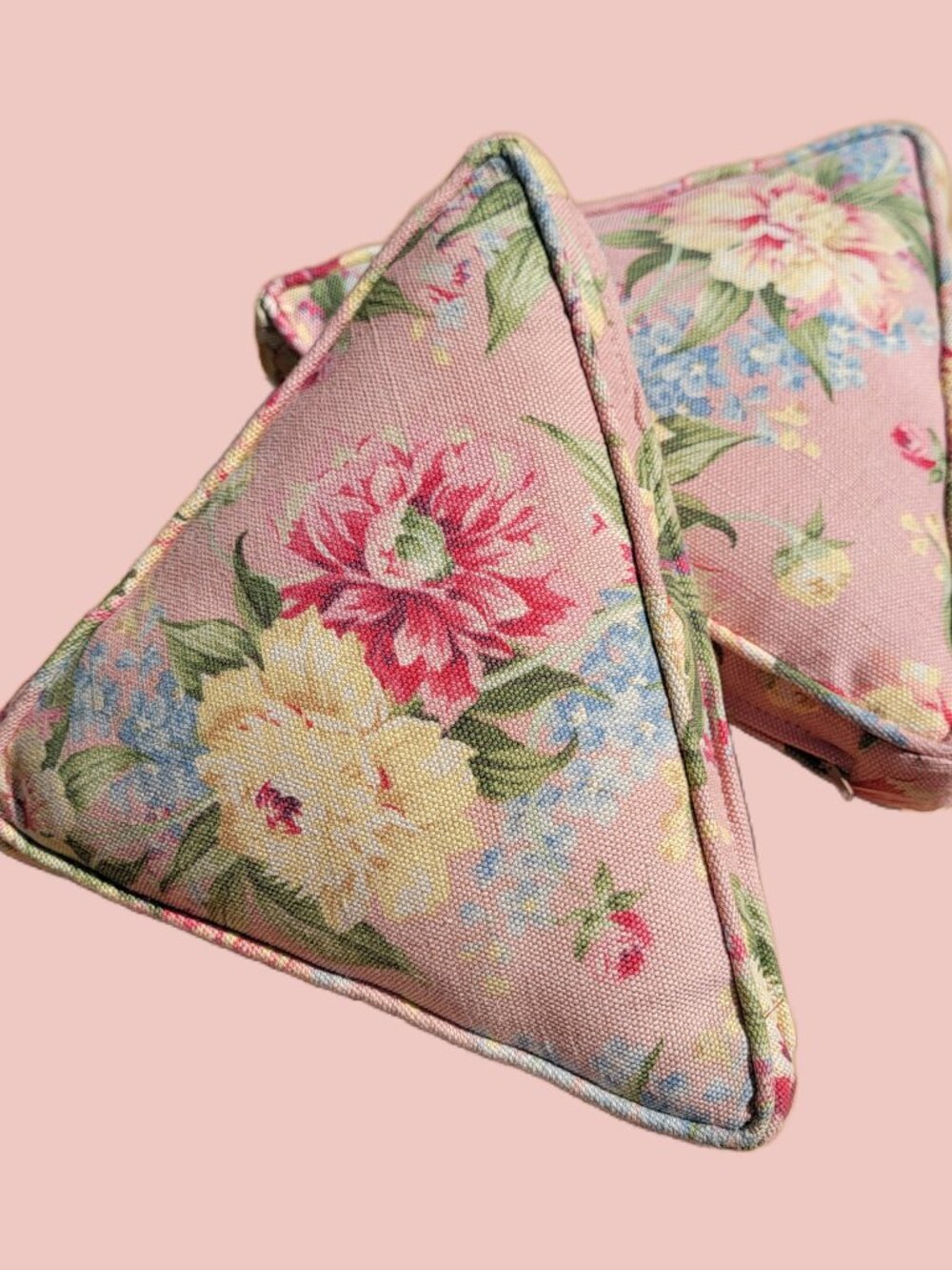 ▾🌻₊˚ vintage floral triangle throw pillows ˚.🌷▴ - Picture 5 of 5